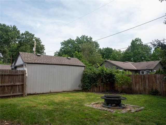 7551 Grand Avenue, Kansas City, MO 64114
