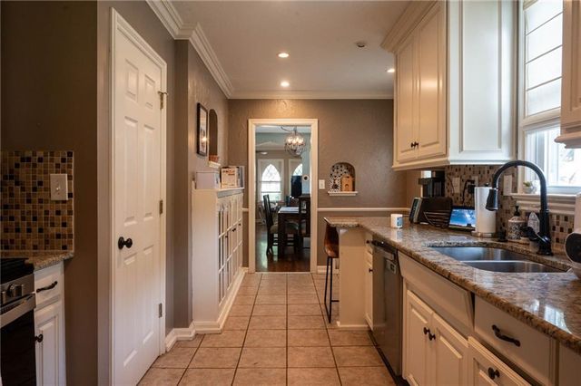7551 Grand Avenue, Kansas City, MO 64114