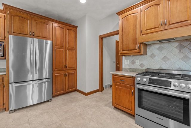 224 E CARRINGTON LANE, Appleton, WI 54913