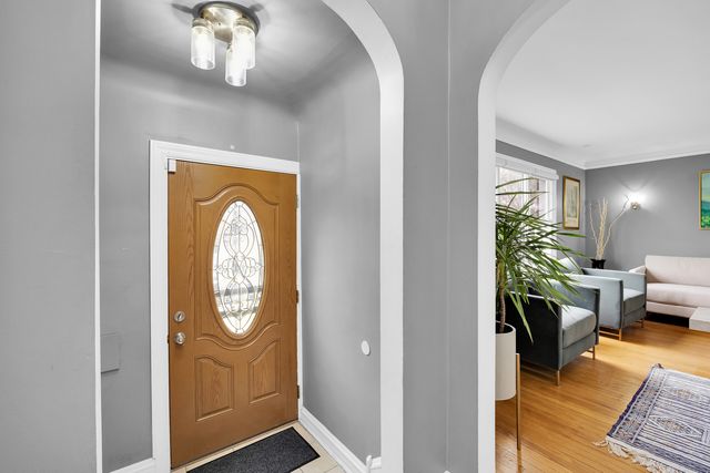 5537 W Melrose Street, Chicago, IL 60641