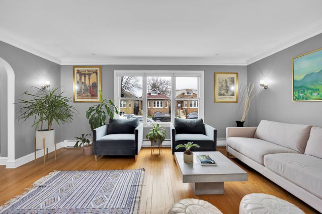 5537 W Melrose Street, Chicago, IL 60641