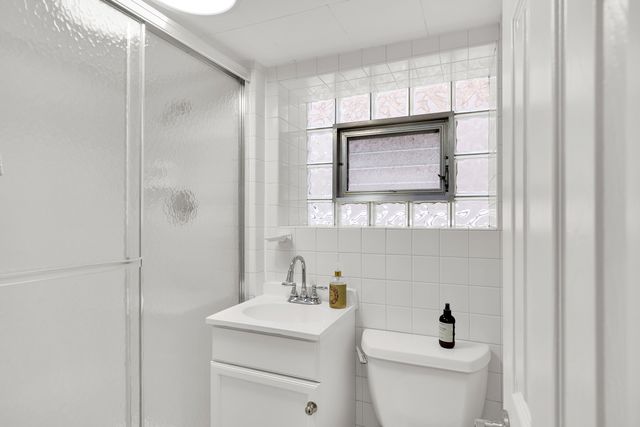 5537 W Melrose Street, Chicago, IL 60641