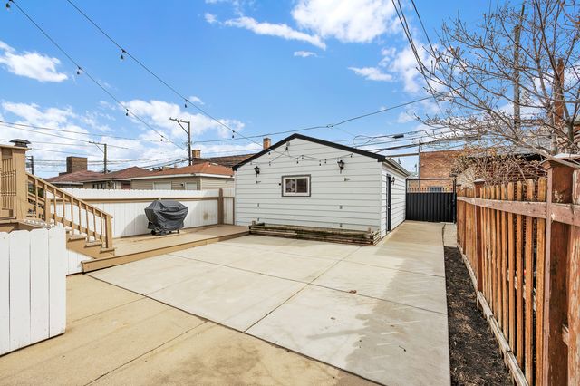 5537 W Melrose Street, Chicago, IL 60641