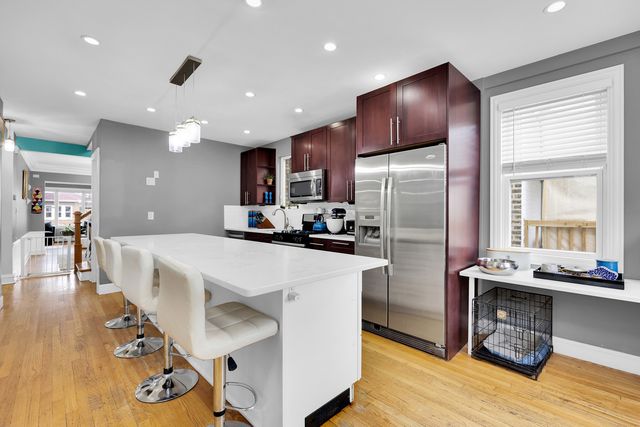 5537 W Melrose Street, Chicago, IL 60641