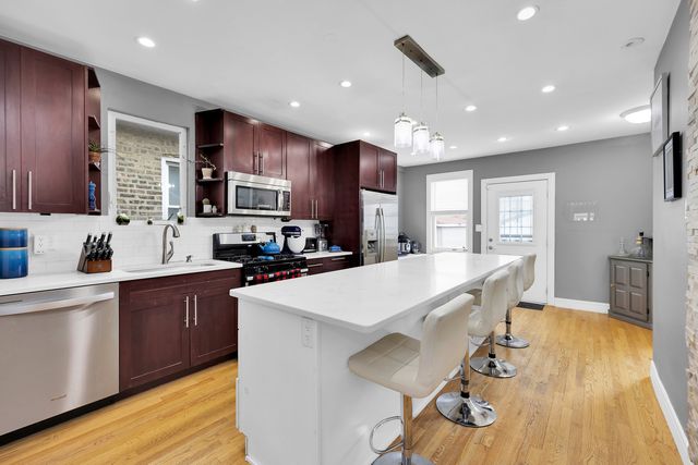 5537 W Melrose Street, Chicago, IL 60641