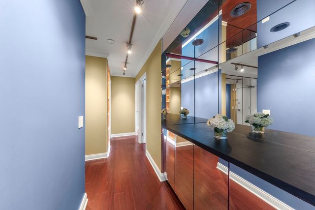 1555 N Sandburg Terrace 305K, Chicago, IL 60610