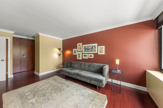 1555 N Sandburg Terrace 305K, Chicago, IL 60610
