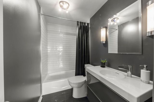 1555 N Sandburg Terrace 305K, Chicago, IL 60610