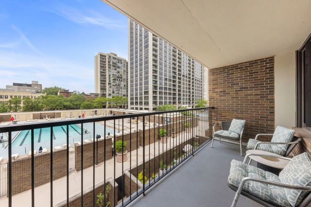 1555 N Sandburg Terrace 305K, Chicago, IL 60610