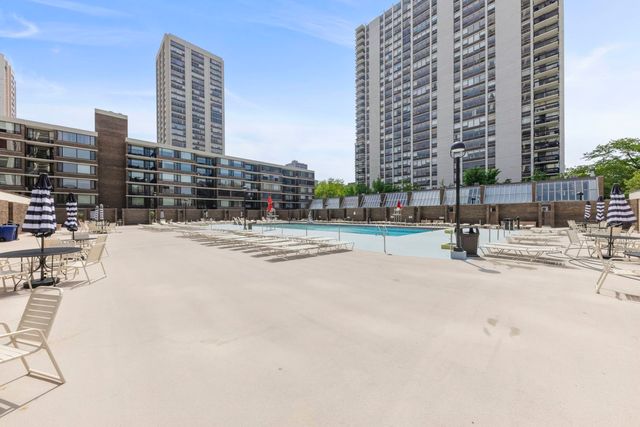 1555 N Sandburg Terrace 305K, Chicago, IL 60610