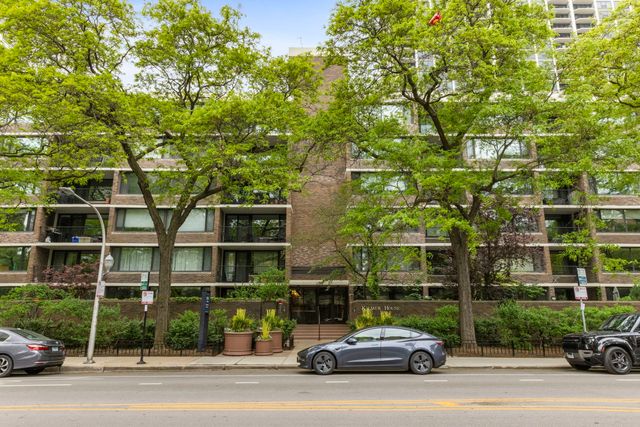 1555 N Sandburg Terrace 305K, Chicago, IL 60610