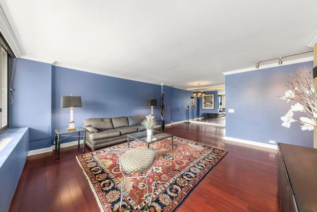 1555 N Sandburg Terrace 305K, Chicago, IL 60610