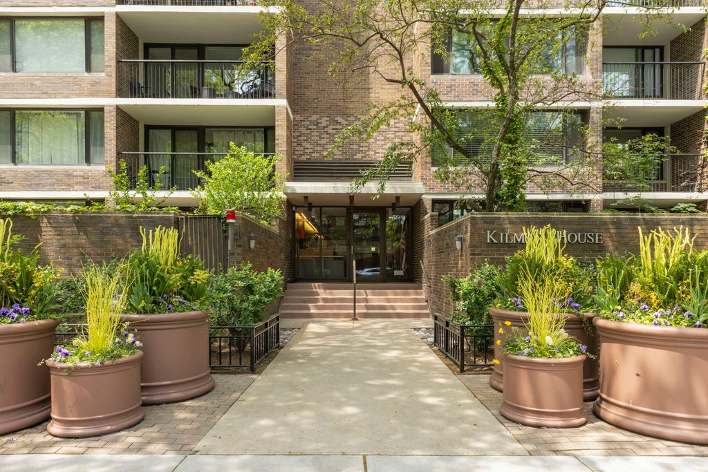 1555 N Sandburg Terrace 305K, Chicago, IL 60610