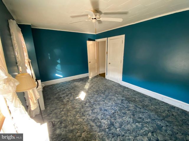 2076 W MARKET ST, Pottsville, PA 17901