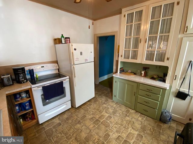 2076 W MARKET ST, Pottsville, PA 17901