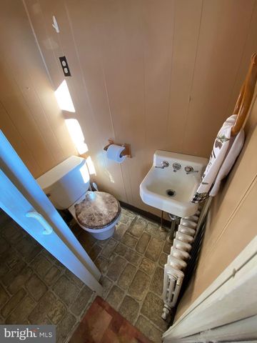 2076 W MARKET ST, Pottsville, PA 17901