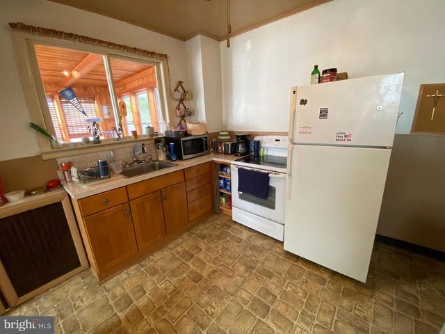 2076 W MARKET ST, Pottsville, PA 17901