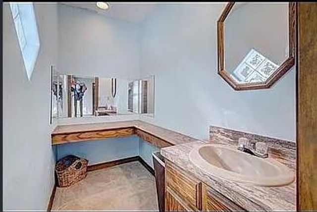 1025 E Triplett Road, Guthrie, OK 73044