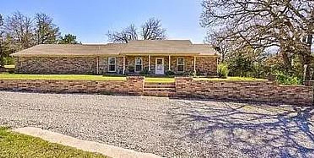 1025 E Triplett Road, Guthrie, OK 73044