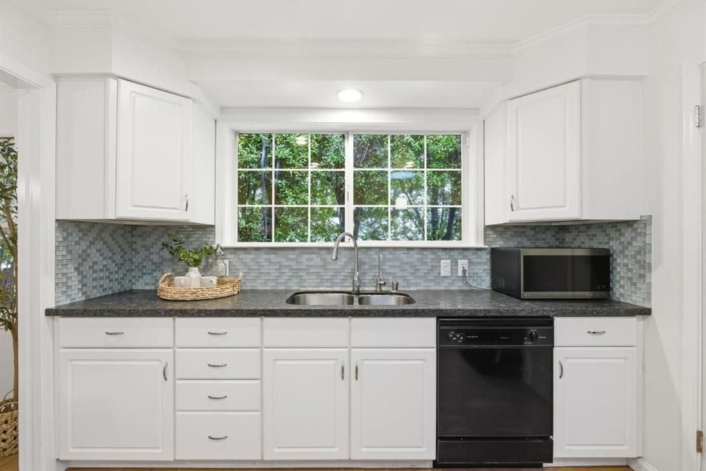 Image 15 of property listing at 2024 Eaton Avenue, San Carlos, CA 94070