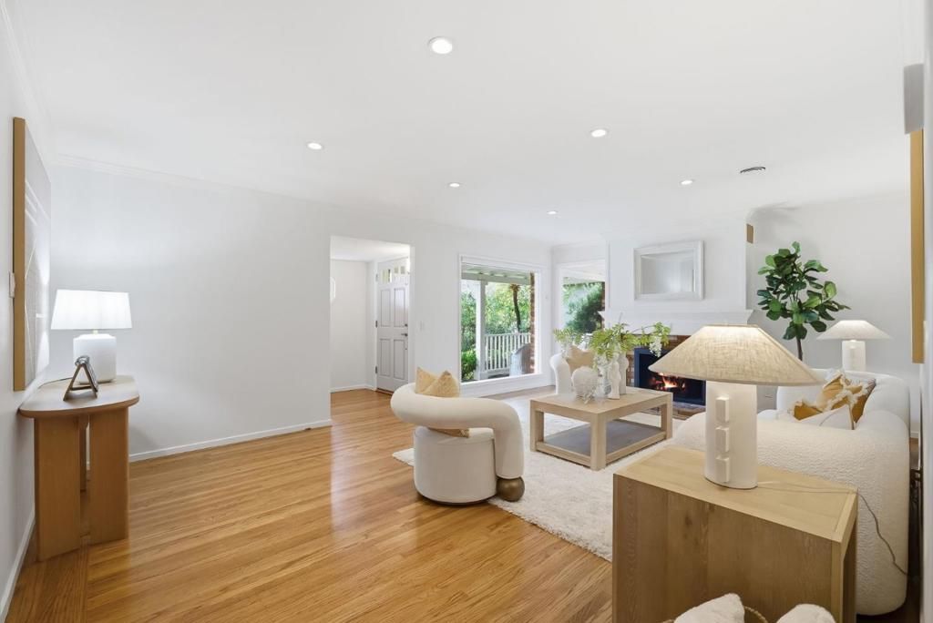 Image 7 of property listing at 2024 Eaton Avenue, San Carlos, CA 94070