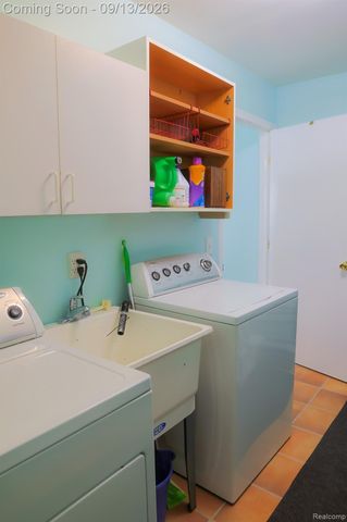 9427 Andersonville Road, Springfield Charter Township, MI 48346