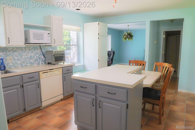 9427 Andersonville Road, Springfield Charter Township, MI 48346