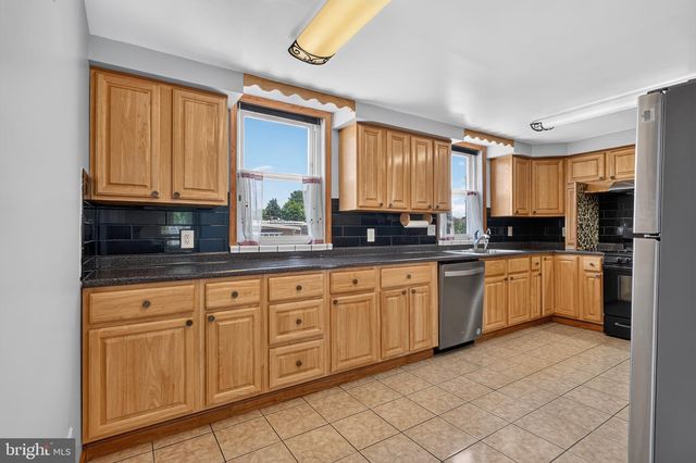 1100 SURREY RD, Philadelphia, PA 19115