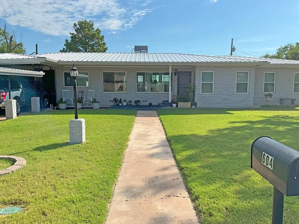 Image 1 of property listing at 604 McCarver Dr, Ballinger, TX 76821