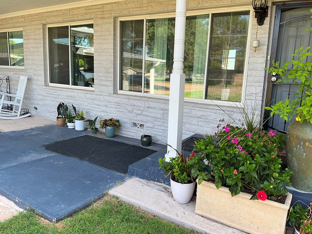 Image 2 of property listing at 604 McCarver Dr, Ballinger, TX 76821