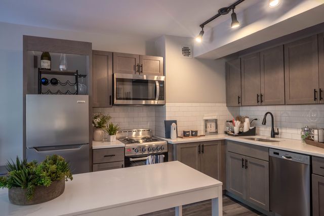 5815 N Sheridan Road 810, Chicago, IL 60660