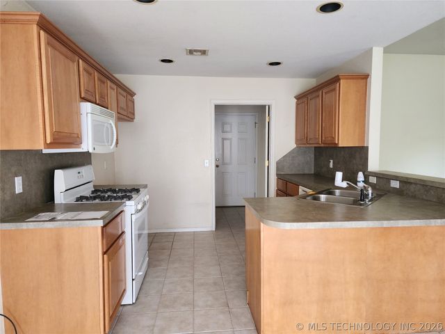 8908 N 153rd East Avenue, Owasso, OK 74055