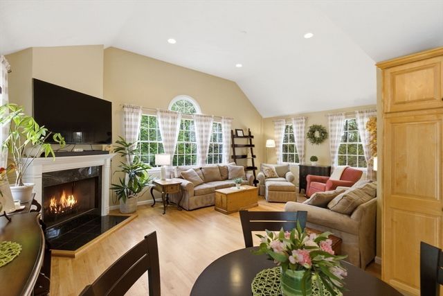 65 Locust St, Middleton, MA 01949