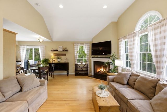 65 Locust St, Middleton, MA 01949