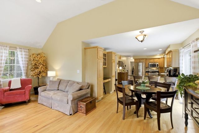 65 Locust St, Middleton, MA 01949