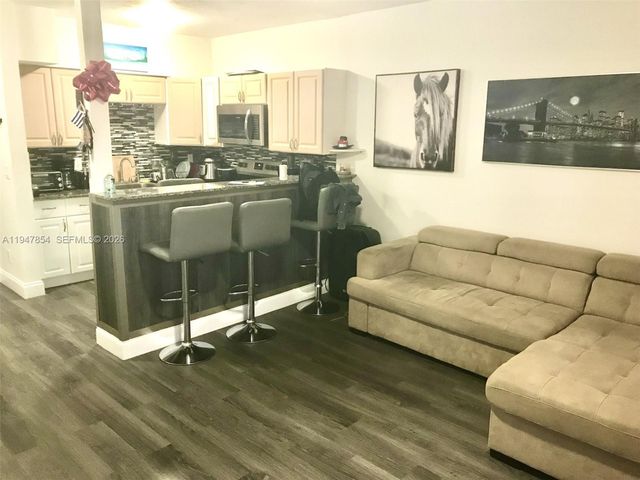 900 SW 11th Ave 7C, Hallandale Beach, FL 33009