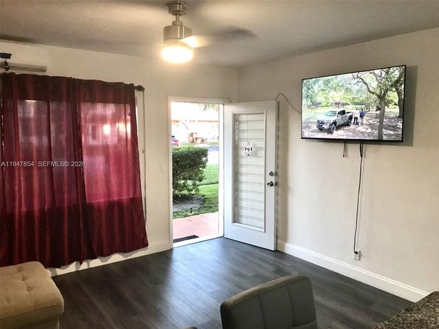 900 SW 11th Ave 7C, Hallandale Beach, FL 33009