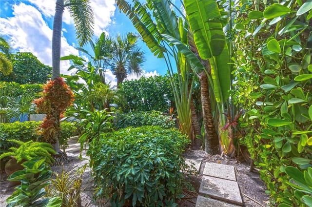 576 96th AVE N, Naples, FL 34108