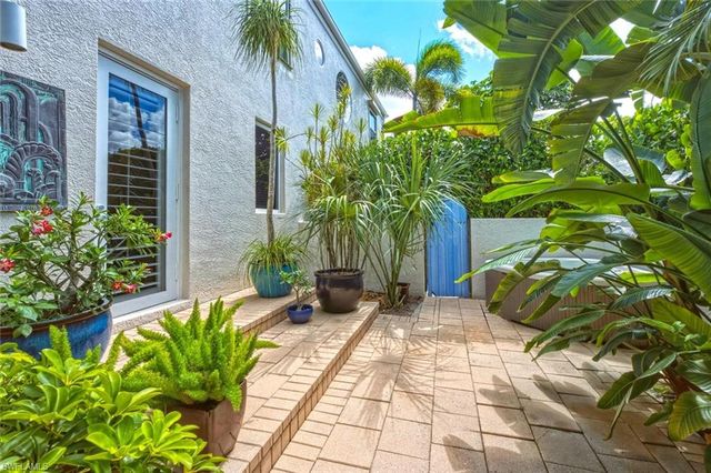 576 96th AVE N, Naples, FL 34108