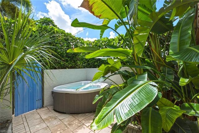 576 96th AVE N, Naples, FL 34108