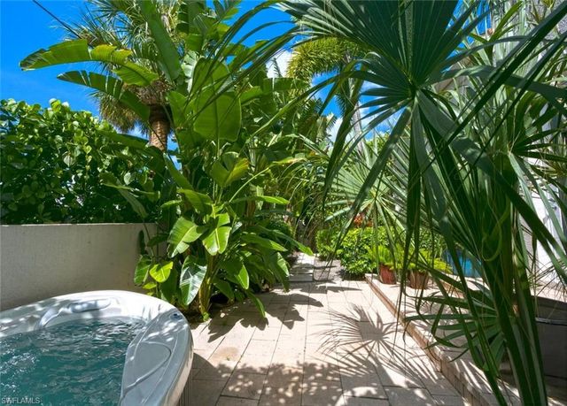 576 96th AVE N, Naples, FL 34108