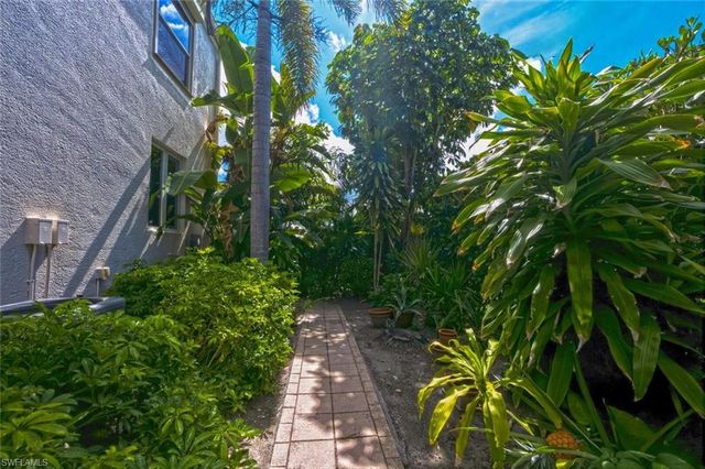 576 96th AVE N, Naples, FL 34108