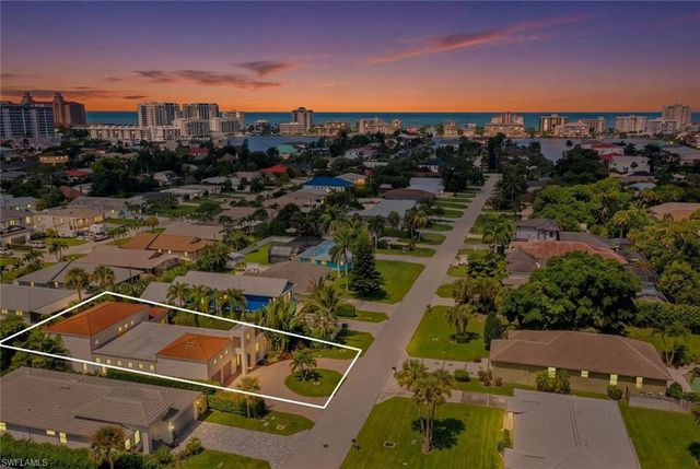 576 96th AVE N, Naples, FL 34108