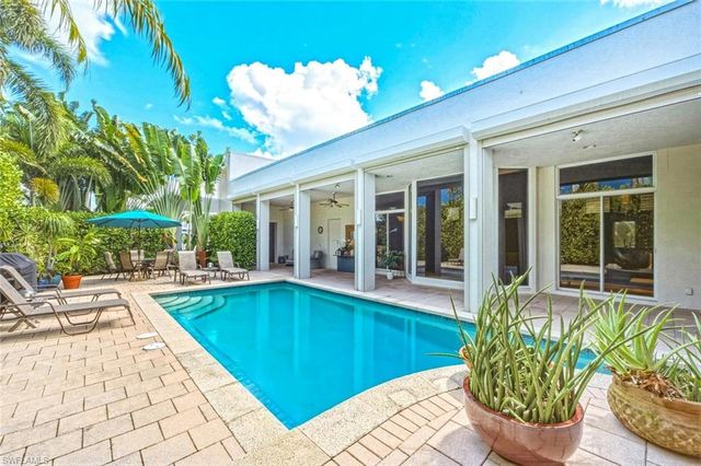 576 96th AVE N, Naples, FL 34108
