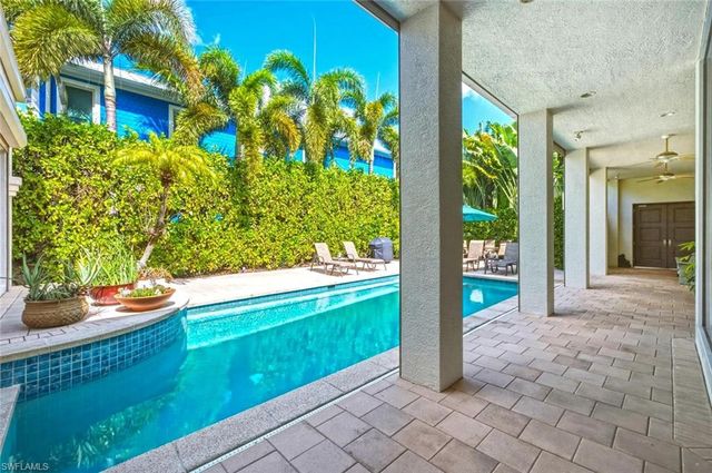 576 96th AVE N, Naples, FL 34108