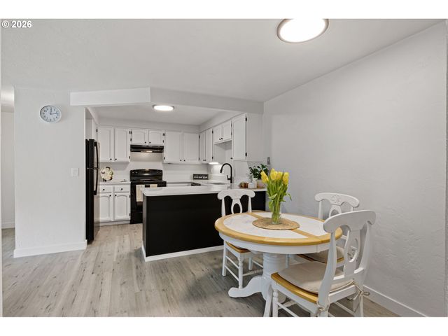 650 HARLOW Rd 115, Springfield, OR 97477