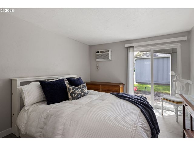 650 HARLOW Rd 115, Springfield, OR 97477