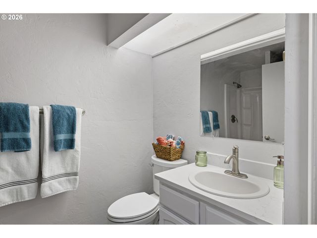 650 HARLOW Rd 115, Springfield, OR 97477