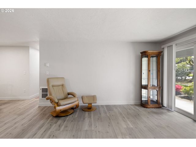 650 HARLOW Rd 115, Springfield, OR 97477