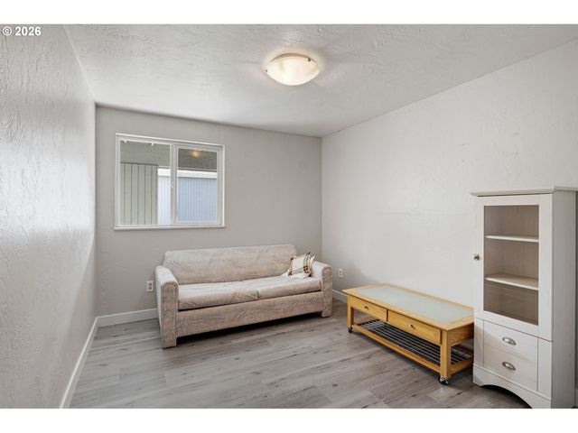 650 HARLOW Rd 115, Springfield, OR 97477